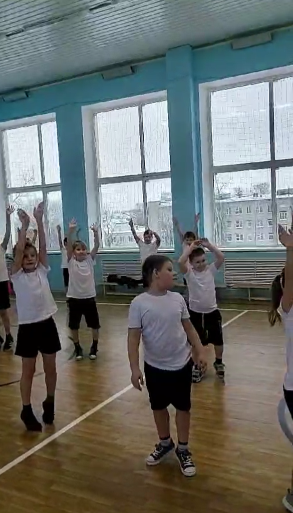 Первые классы выполняют общеразвивающие упражнения под музыку.